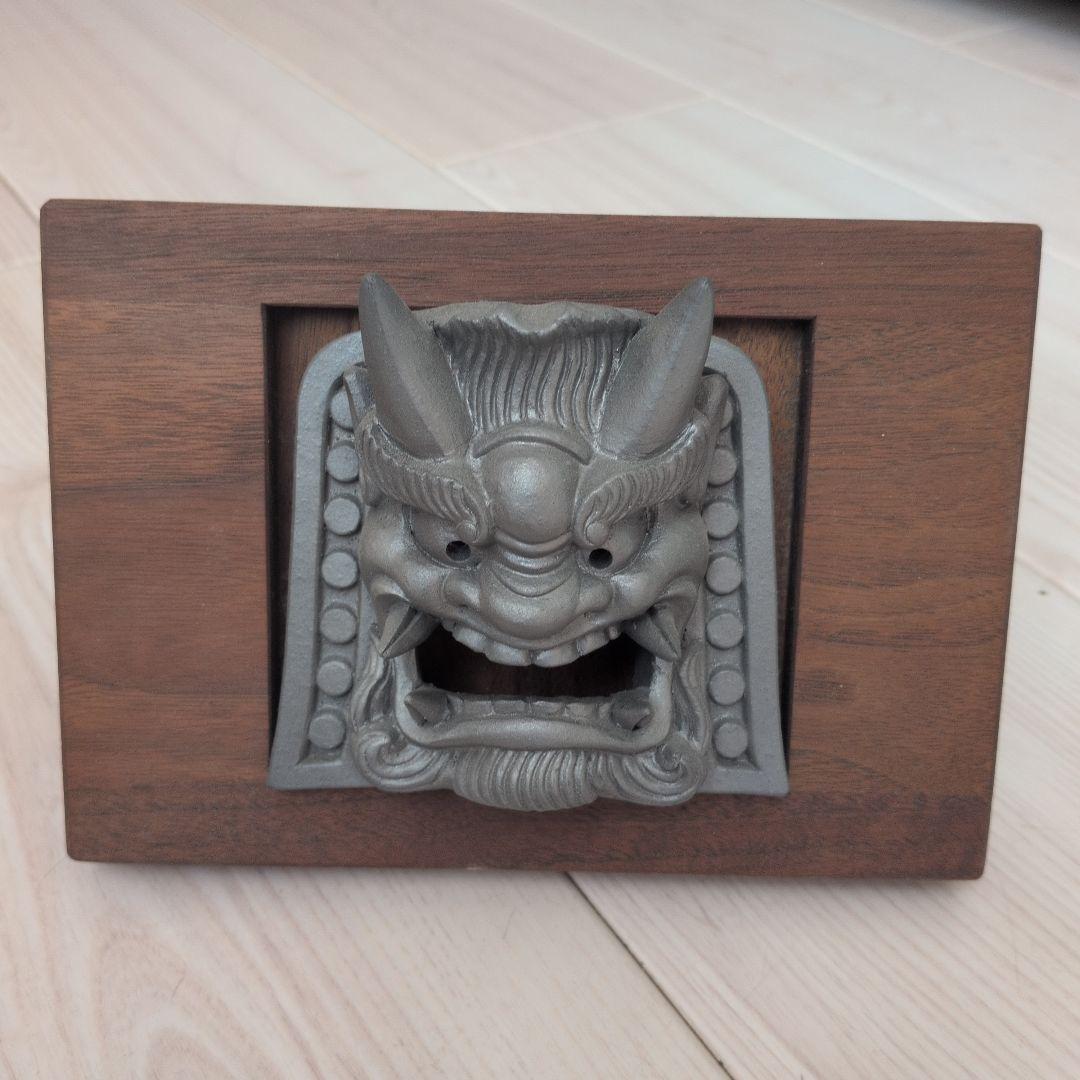 伝統的な鬼の面の置物