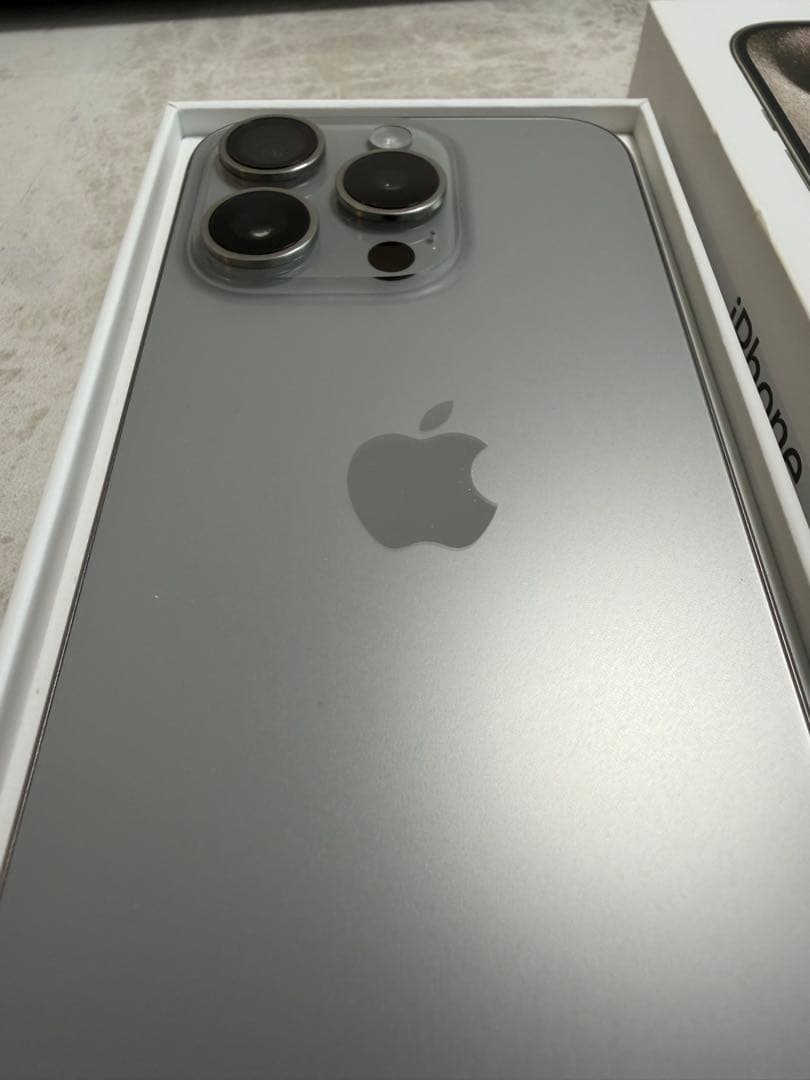 Apple iPhone 15Pro ナチュラルチタニウム本体