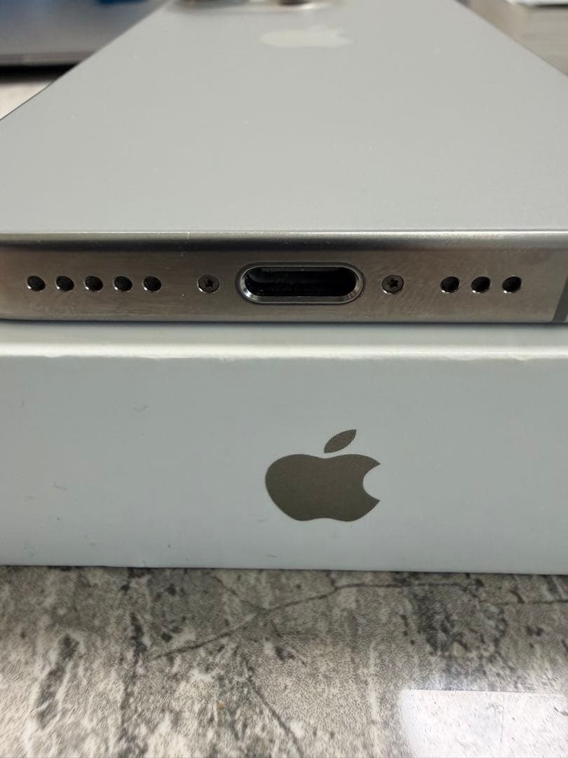 Apple iPhone 15Pro ナチュラルチタニウム本体