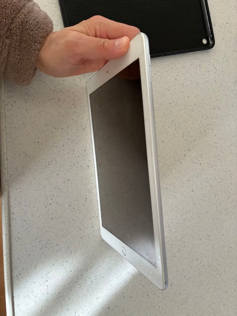 Apple iPad 第6世代　無印　シルバー 本体　wi-fiモデル　32GB