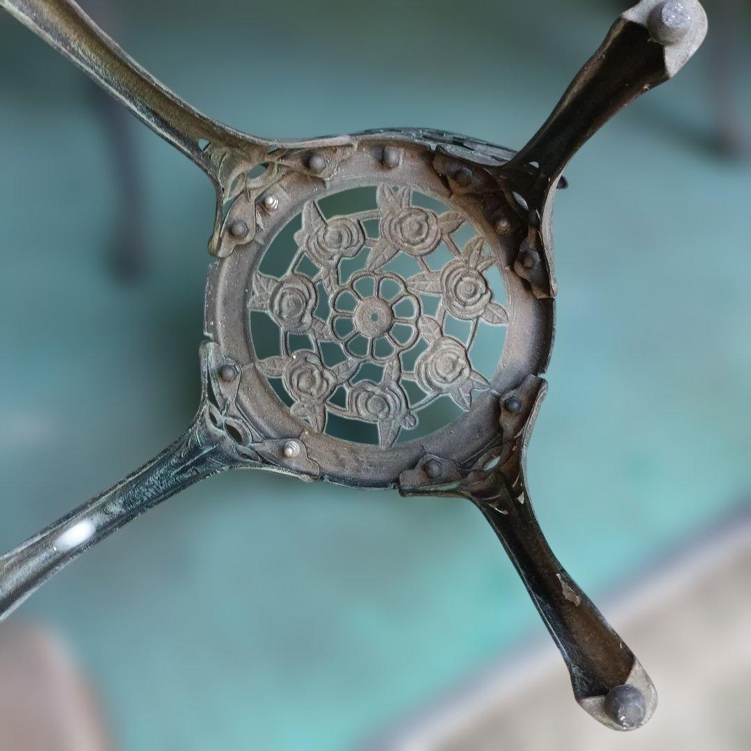 鋳鉄製花模様テーブルと椅子お買い得4点セット